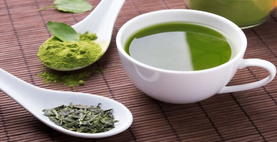 مشروبات تزيد من الجمال والنضارة صورة بها فنجان من الشاي الأخضر وملاعق بها أعشاب صحية متنوعة